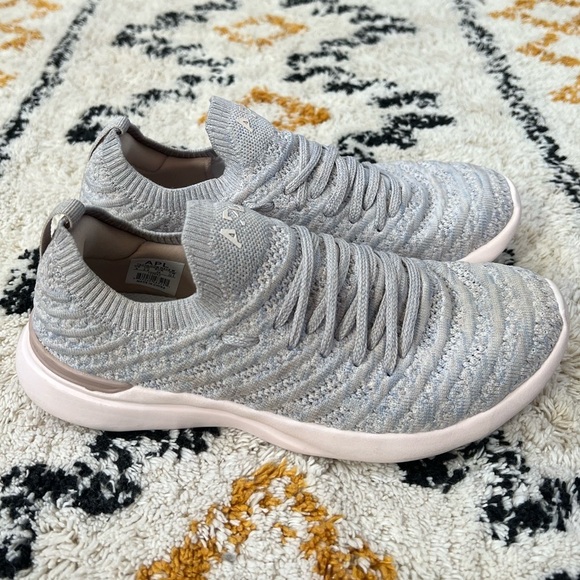 Women’s APL TechLoom Wave Hybrid Running Shoe size 6 - Picture 4 of 10